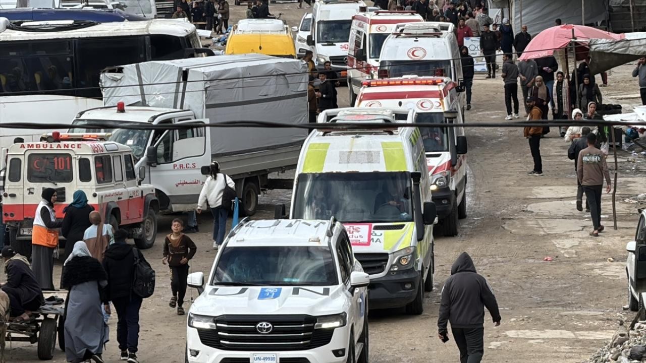 İşgalci İsrail'in Gazze'de polis aracını hedef aldığı saldırıda biri çocuk 4 kişi hayatını kaybetti