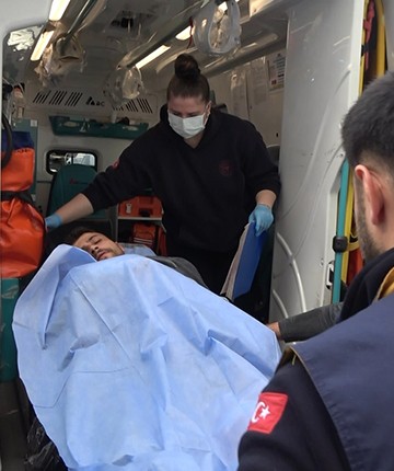 Çakmağını vermeyen kuzenini bıçaklayıp kaçtı