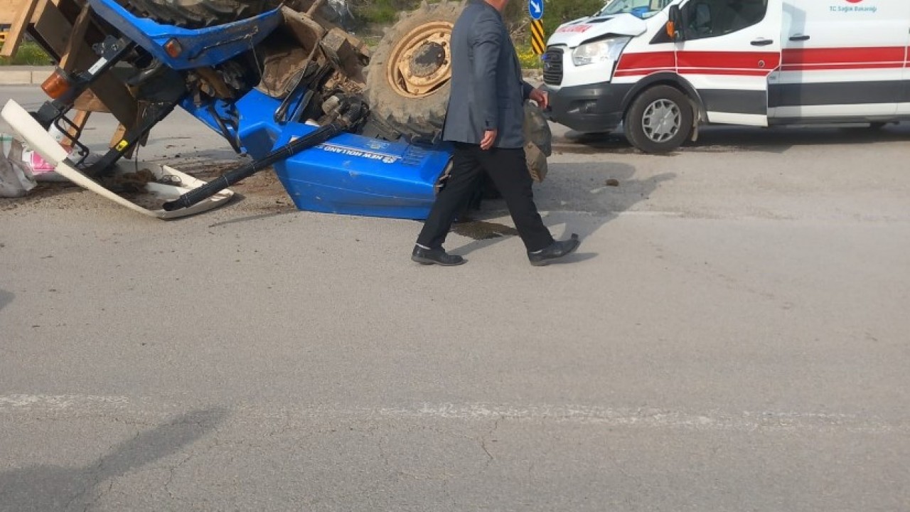 Traktör ile ambulans çarpıştı: 1 yaralı