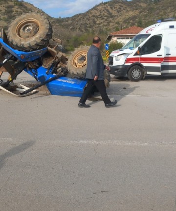 Traktör ile ambulans çarpıştı: 1 yaralı