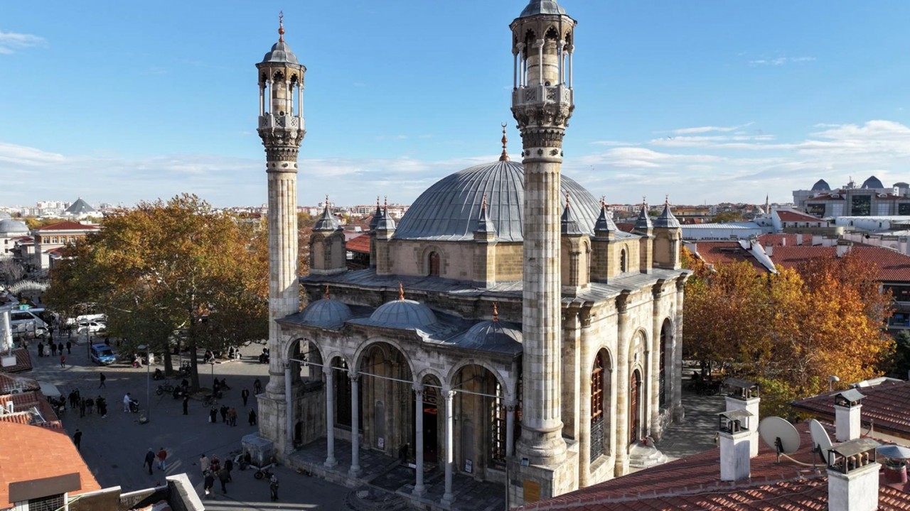 Aziziye Camii’nde pazar günleri manevi buluşma: Toplu zikir geleneği sürüyor