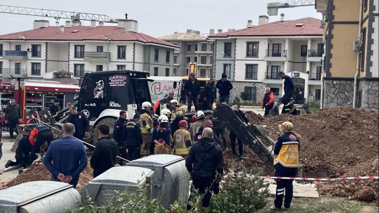 Kanalizasyon hattı çalışması sırasında göçük altında kalan işçi öldü