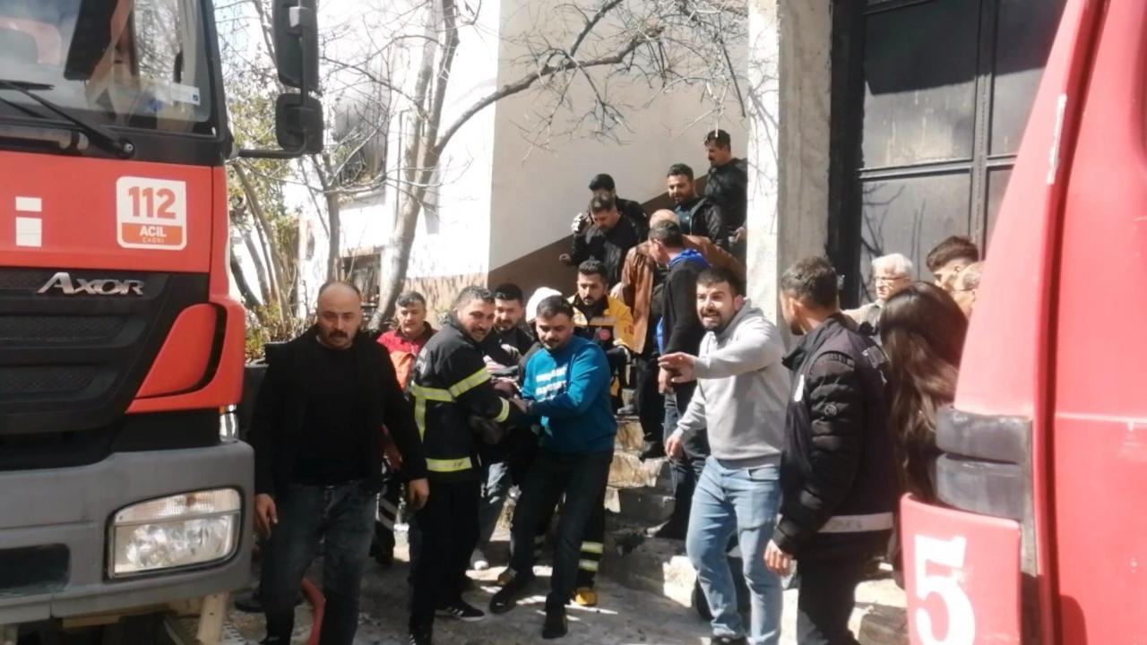 Komşusunun yanan evine yardım için giren kadın hayatını kaybetti