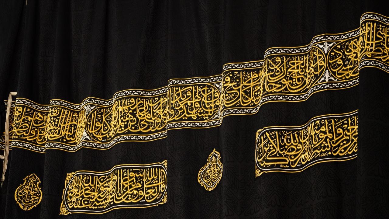 Kabe'nin örtüsü, her yıl hac mevsiminde yapılan uygulama kapsamında 3 metre yukarı kaldırıldı