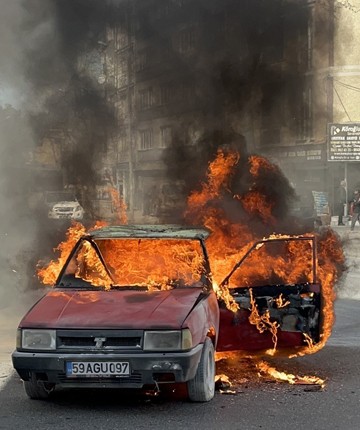 Korku dolu anlar: LPG'li otomobil alev topuna döndü