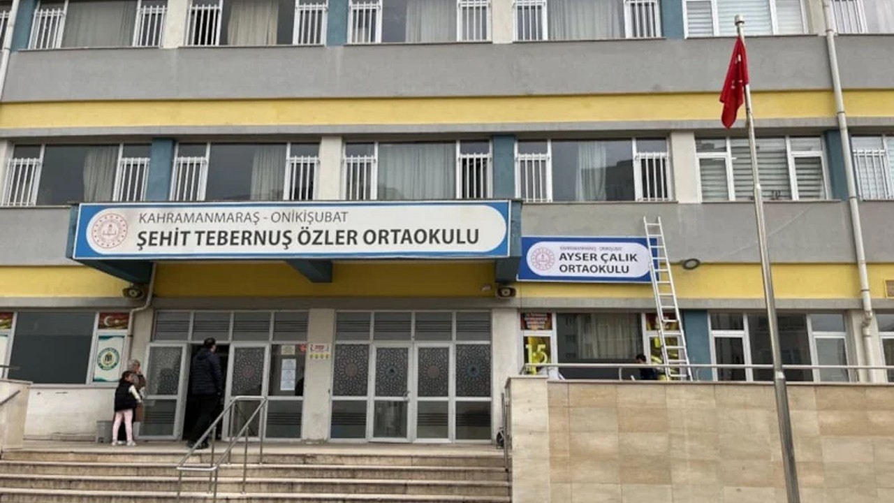 Saldırının gerçekleştiği okulun tabelası yeni binaya asıldı