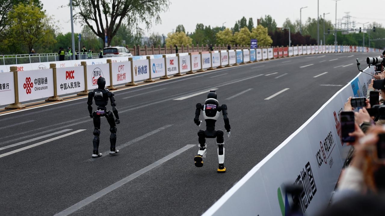 Çin'de insansı robotlar yarı maraton dünya rekorunu kırdı