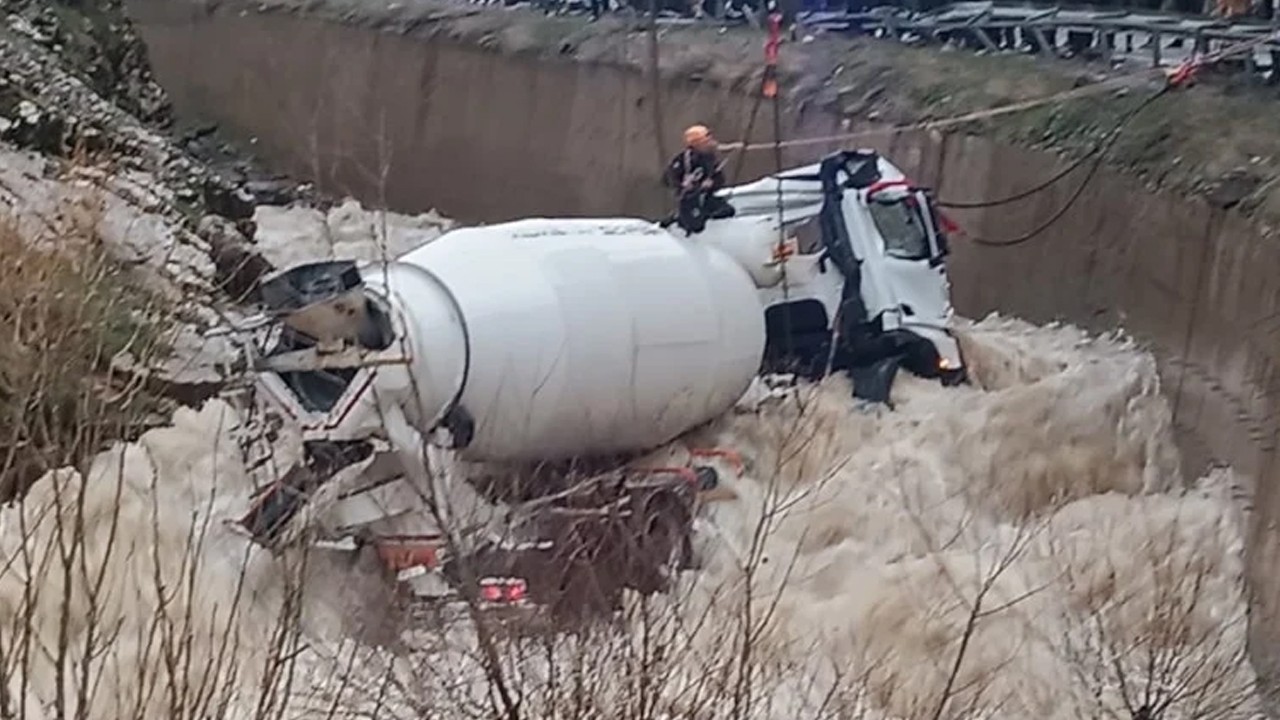 Dereye uçan beton mikserinin sürücüsü kayboldu
