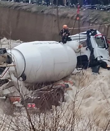 Dereye uçan beton mikserinin sürücüsü kayboldu