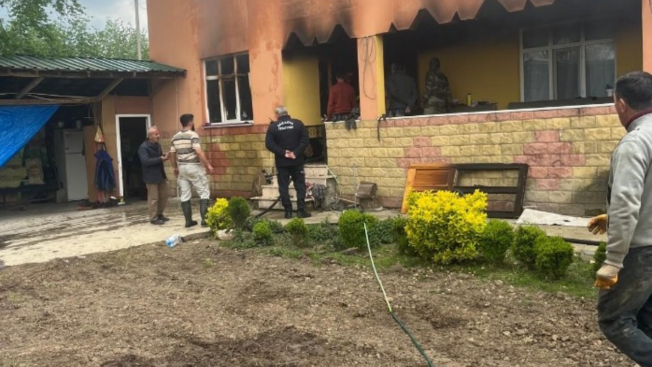 İki katlı evin mutfağında çıkan yangın paniğe neden oldu