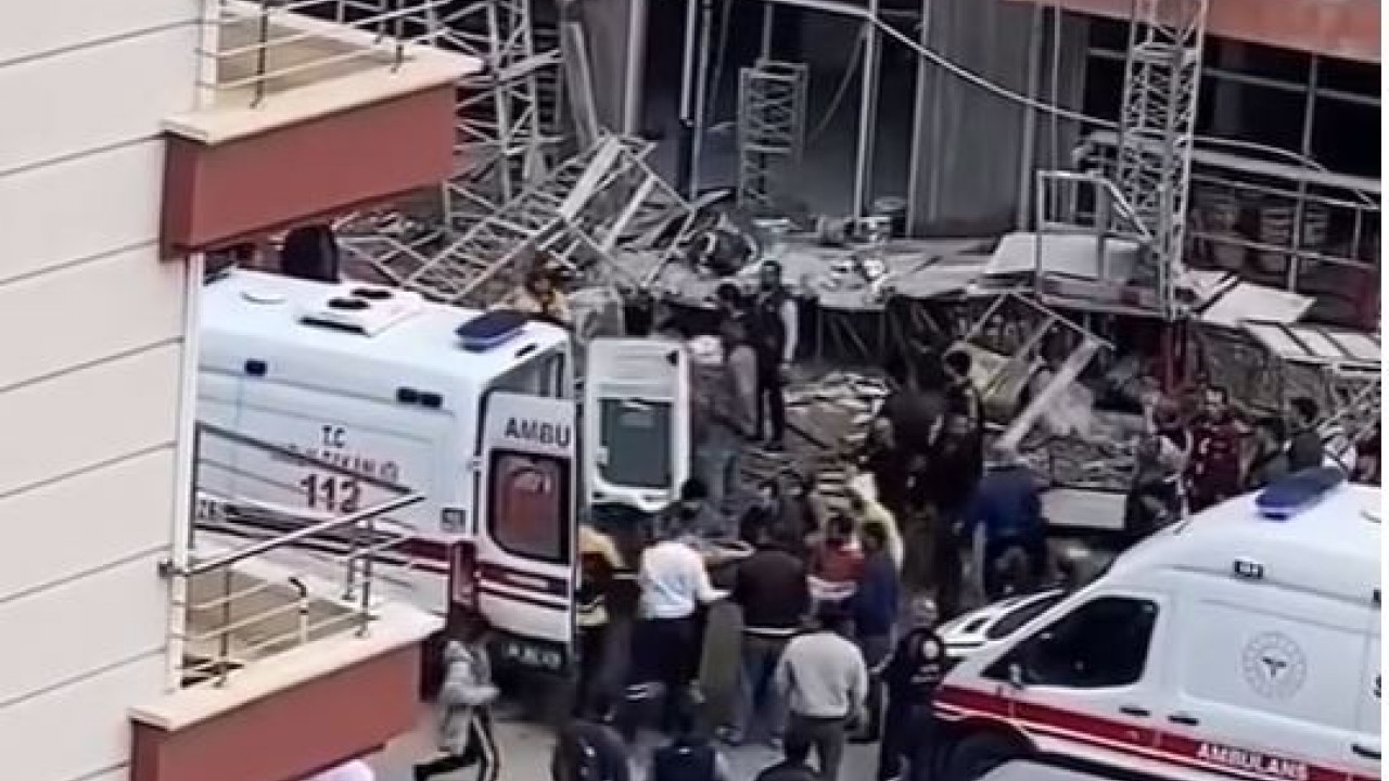 İnşaat iskelesi çöktü! 3 işçi yaralı