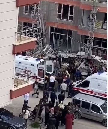 İnşaat iskelesi çöktü! 3 işçi yaralı