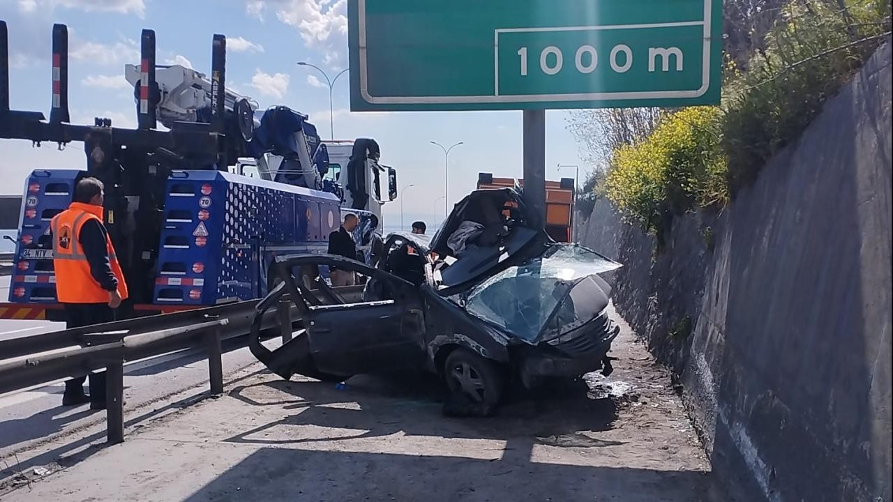 Kontrolden çıkan otomobil yön levhasına saplandı