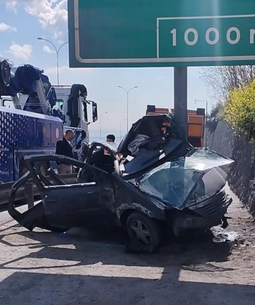 Kontrolden çıkan otomobil yön levhasına saplandı