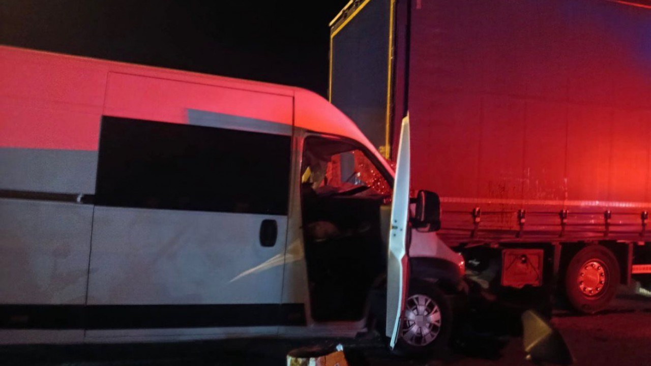 Panelvan tıra çarptı: 1 ölü, 1 yaralı