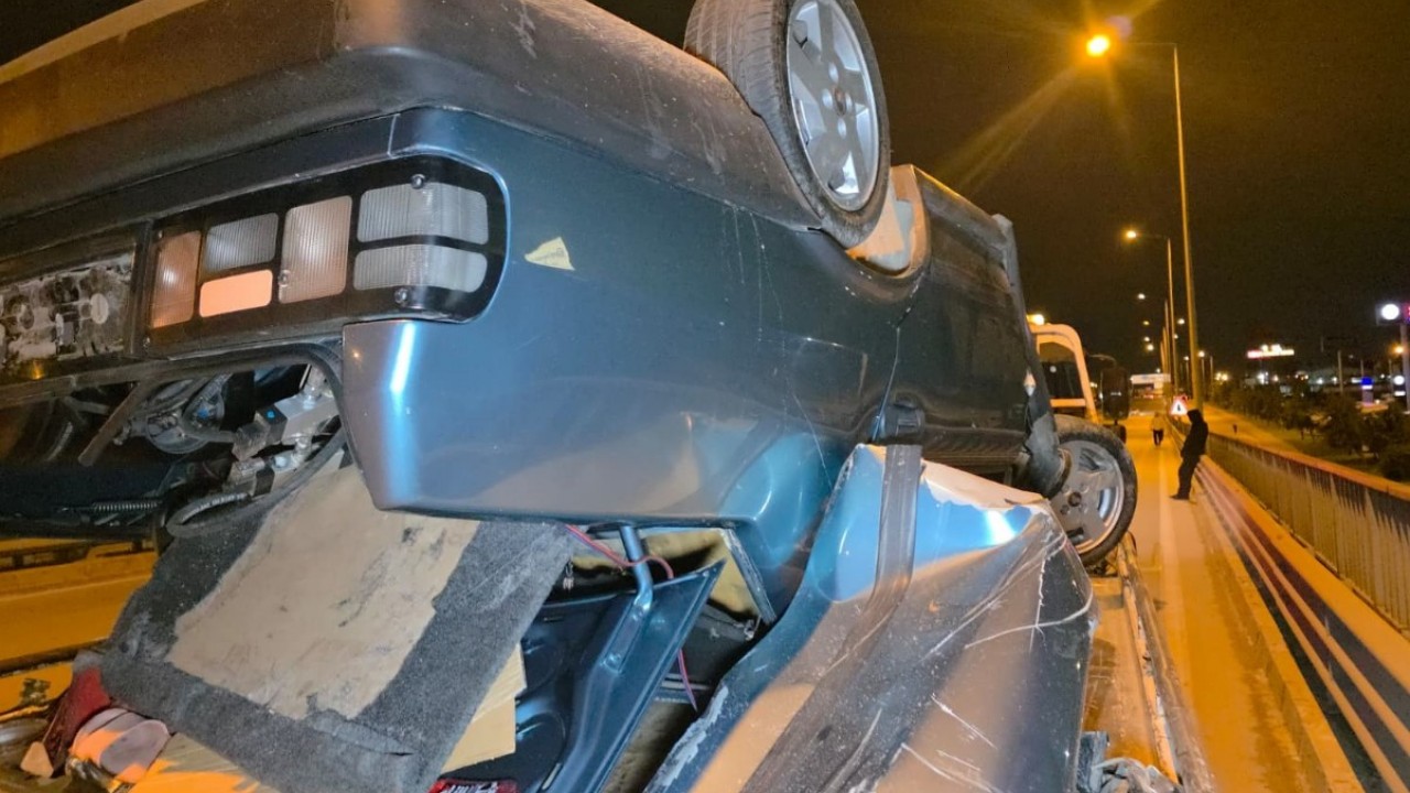 Takla atan otomobilden burunları bile kanamadan çıktılar