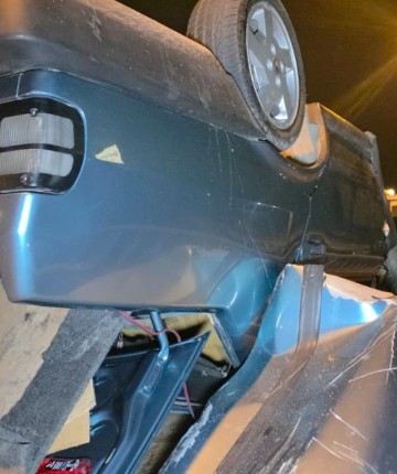 Takla atan otomobilden burunları bile kanamadan çıktılar