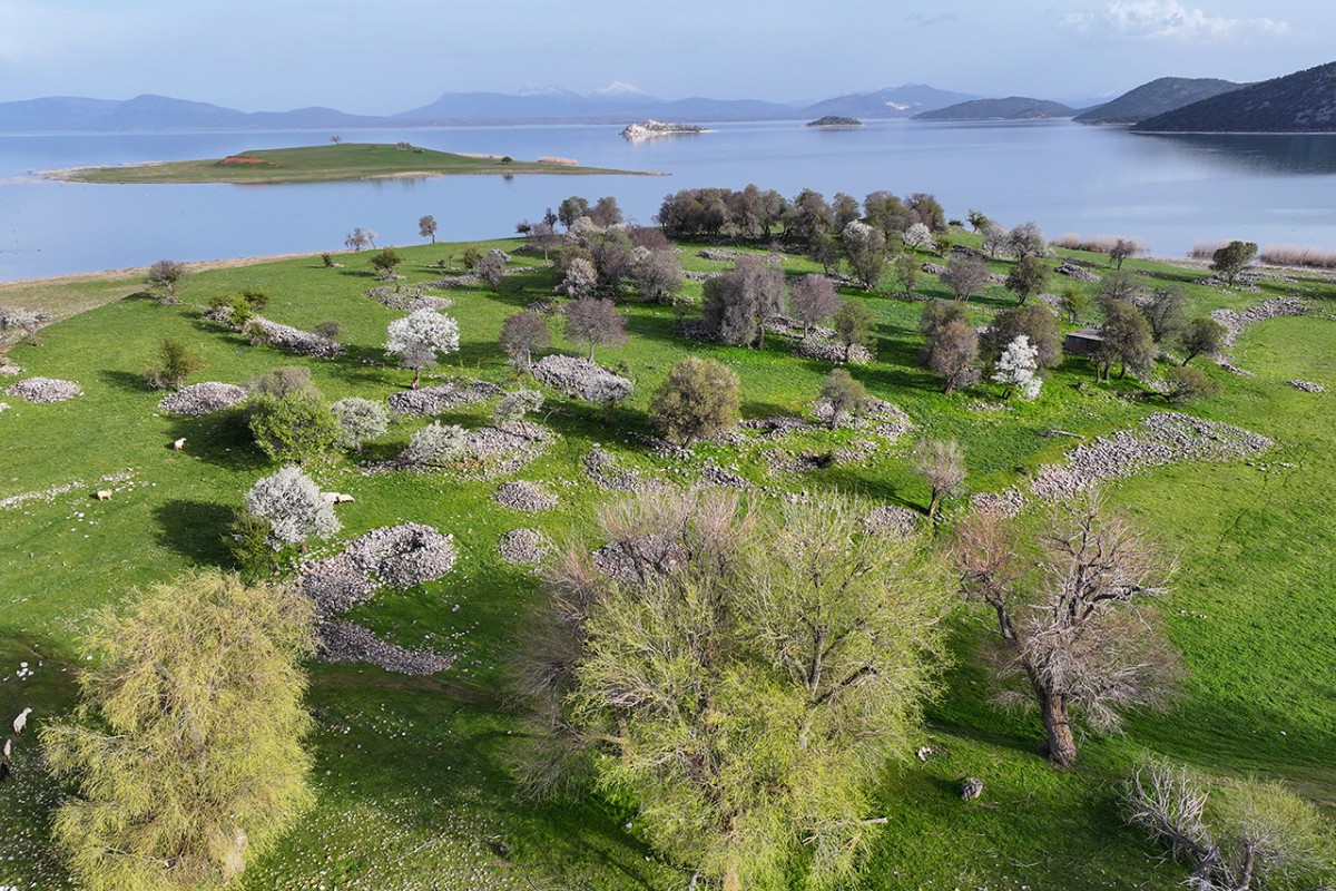 Beyşehir’de iki mevsimin güzelliği bir arada yaşanıyor