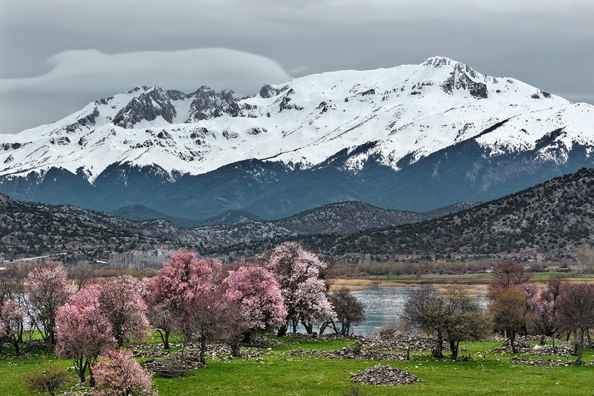 Beyşehir’de iki mevsimin güzelliği bir arada yaşanıyor