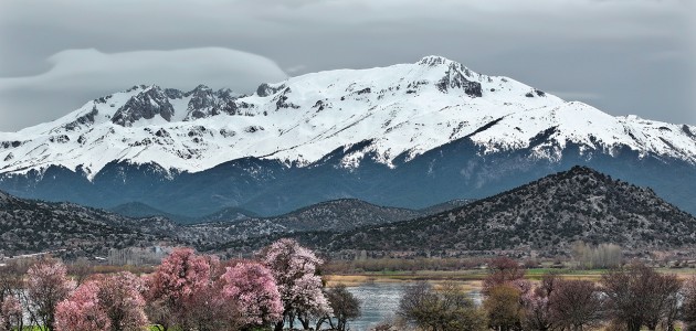 Beyşehir’de iki mevsimin güzelliği bir arada yaşanıyor