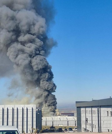 Boya fabrikasında yangın: Müdahale sürüyor