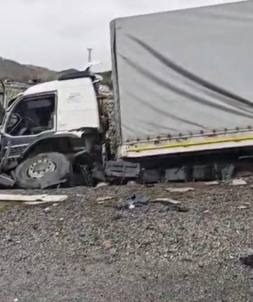 Facia gibi kaza! Otomobil tıra çarptı: 2 ölü, 1 yaralı