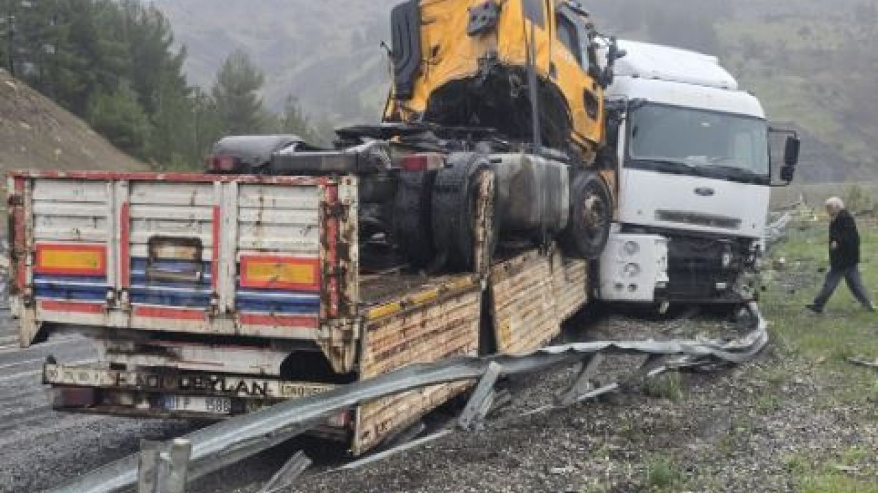 Kaza yapan tırı taşıyordu: O tır da kaza yaptı
