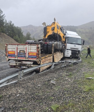 Kaza yapan tırı taşıyordu: O tır da kaza yaptı