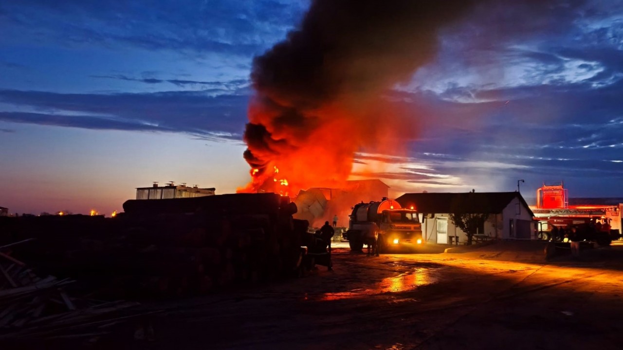 Kereste fabrikasında yangın