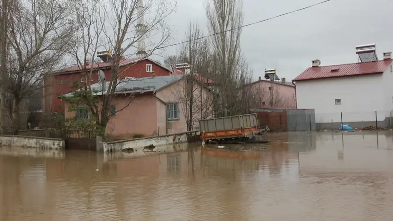 Kızılırmak taştı, köyü su bastı