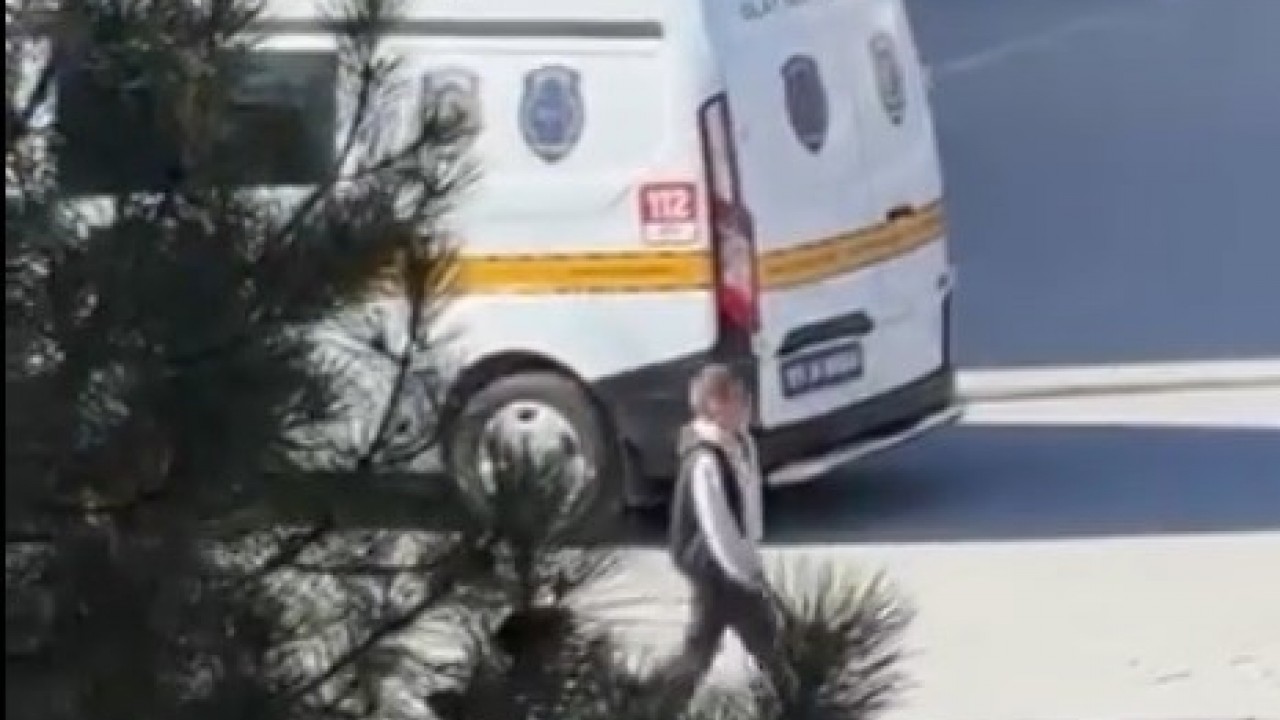 Okul tuvaletinde silah ve tehdit notu bulundu