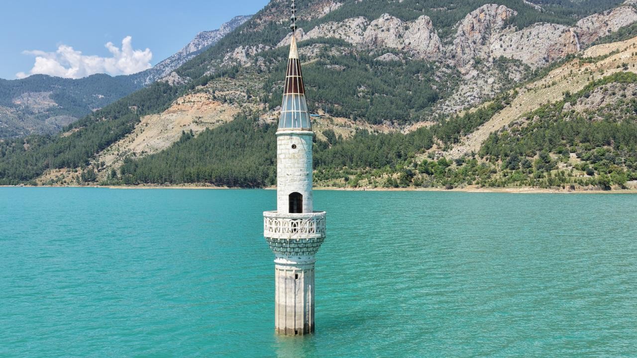 Barajın dolmasıyla eski yerleşim yeri su altında kaldı