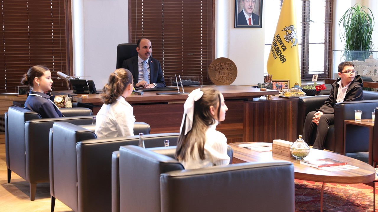 Başkan Altay Gençlik Meclisi üyesi üniversiteli gençlerle sohbet etti