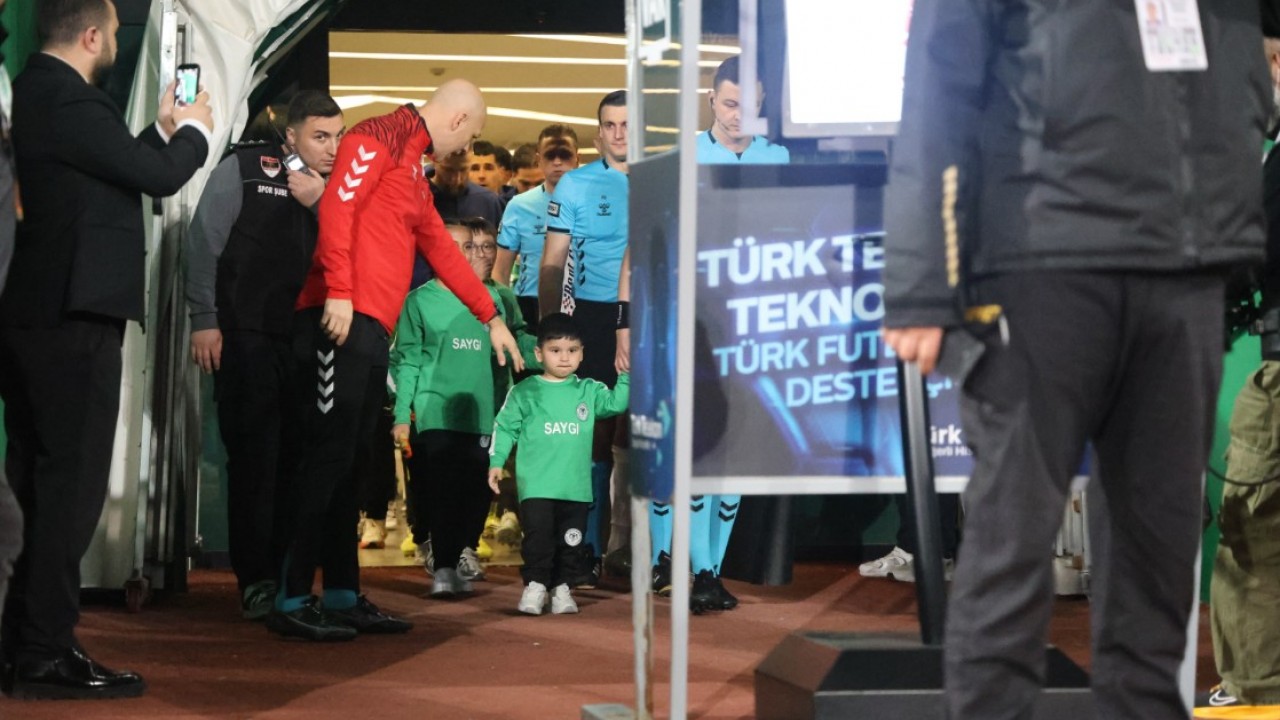 DMD kas hastası minik Mehmet için Konyaspor-Fenerbahçe maçının seremonisinde farkındalık oluşturuldu