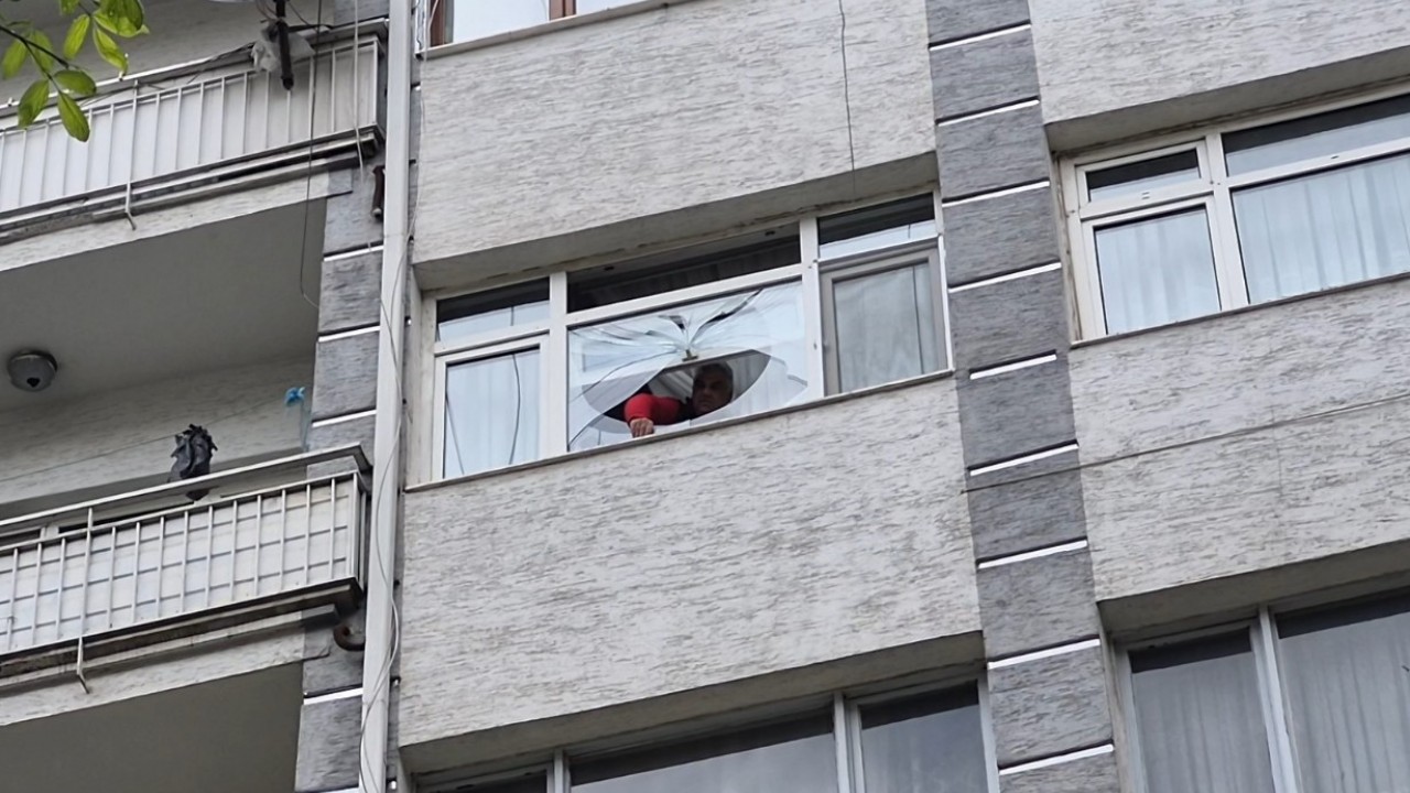 Fırtınada kırılan cam 6’ncı kattan vatandaşın üzerine düştü