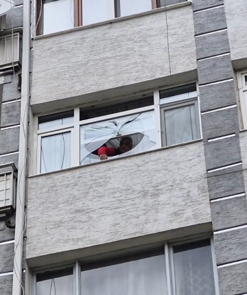 Fırtınada kırılan cam 6’ncı kattan vatandaşın üzerine düştü