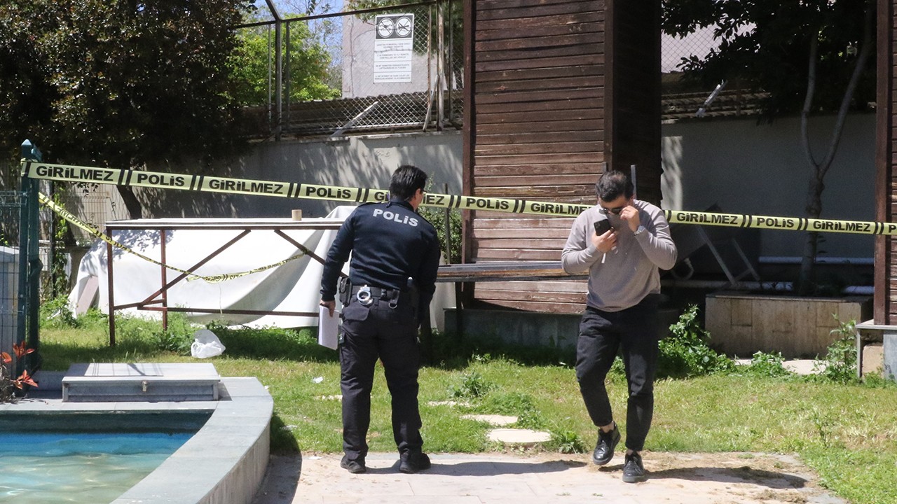 Reklam panosundan tanınmayacak halde ceset çıktı