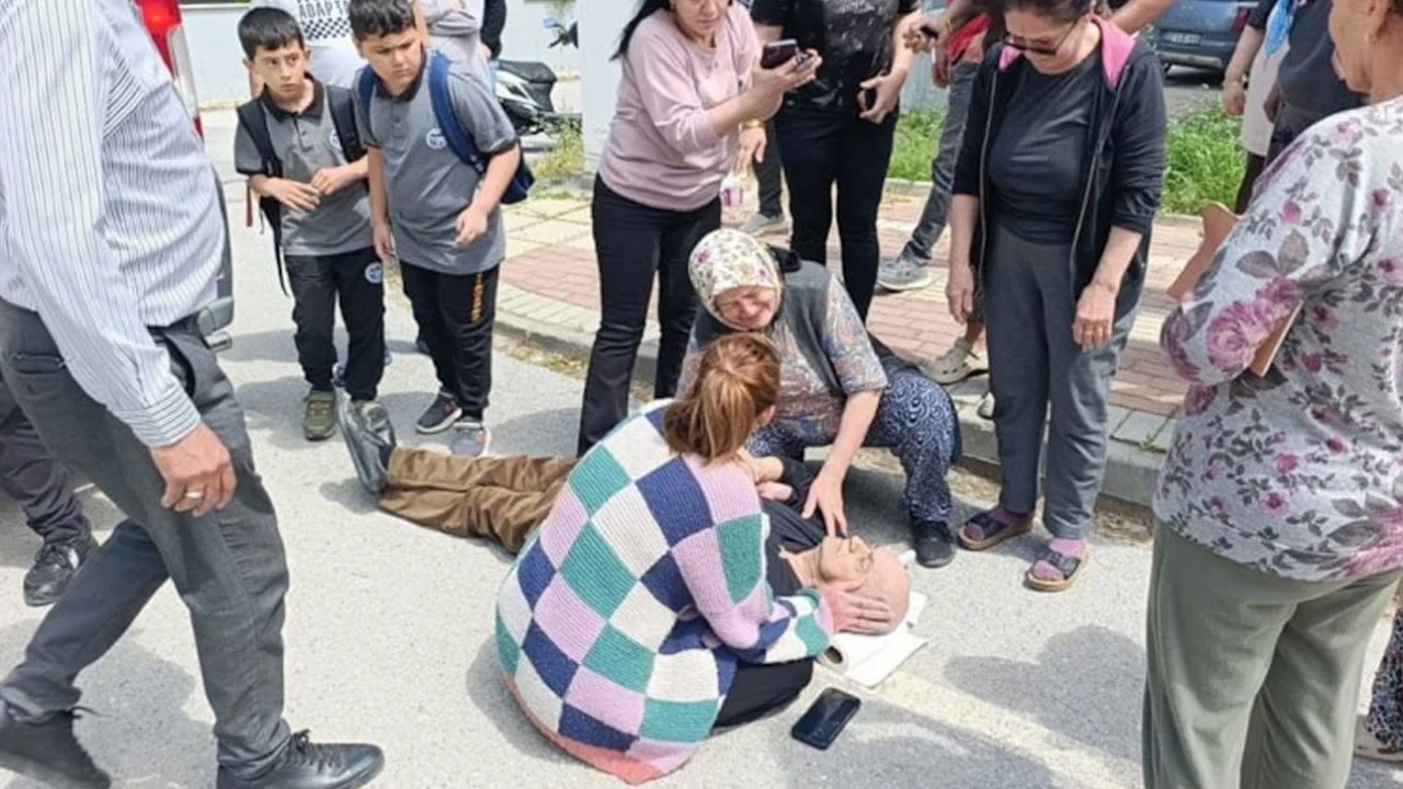 Görme engelli adama servis aracı çarptı: Gözyaşlarına boğulan eşi de baygınlık geçirip hastaneye kaldırıldı