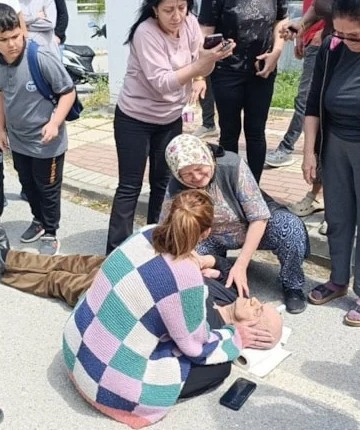 Görme engelli adama servis aracı çarptı: Gözyaşlarına boğulan eşi de baygınlık geçirip hastaneye kaldırıldı