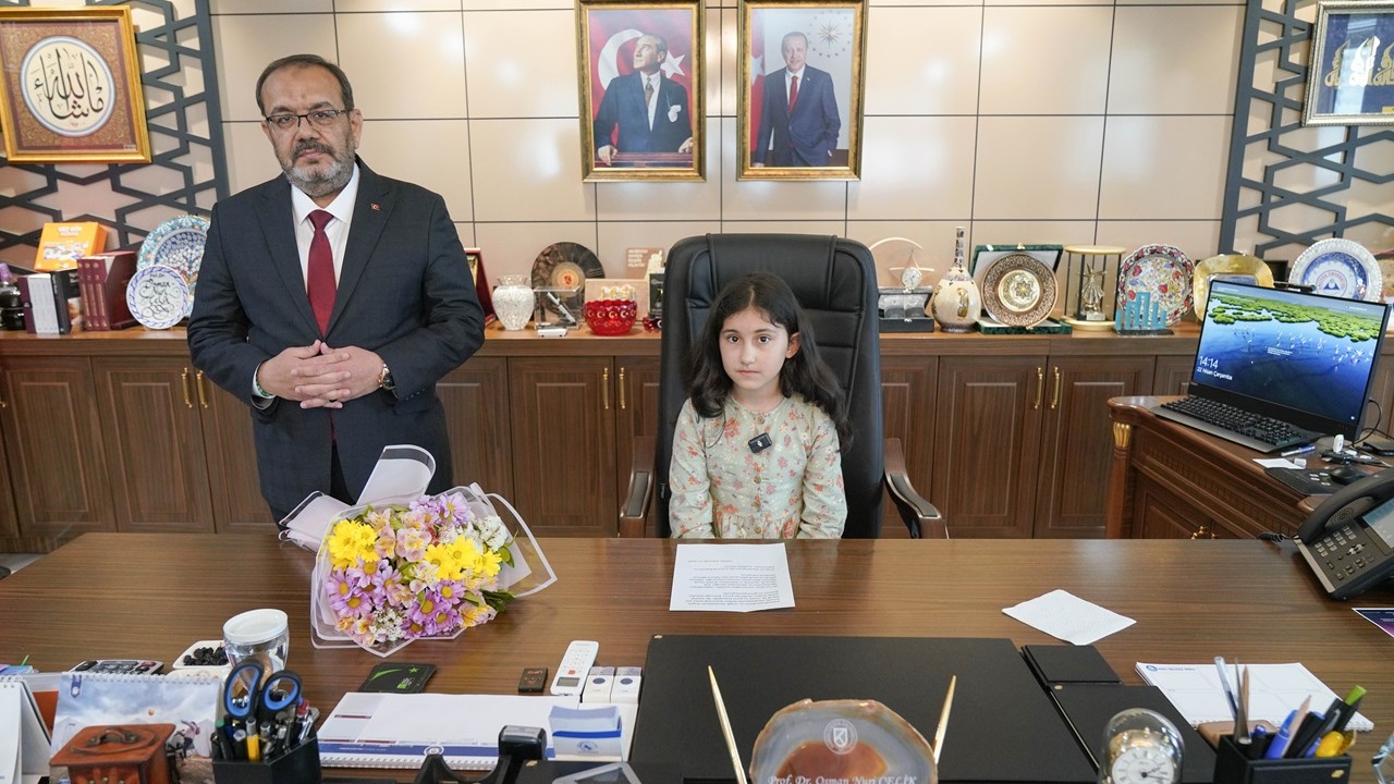 KTÜN’de 23 Nisan coşkusu: Rektörlük koltuğu minik öğrenciye emanet