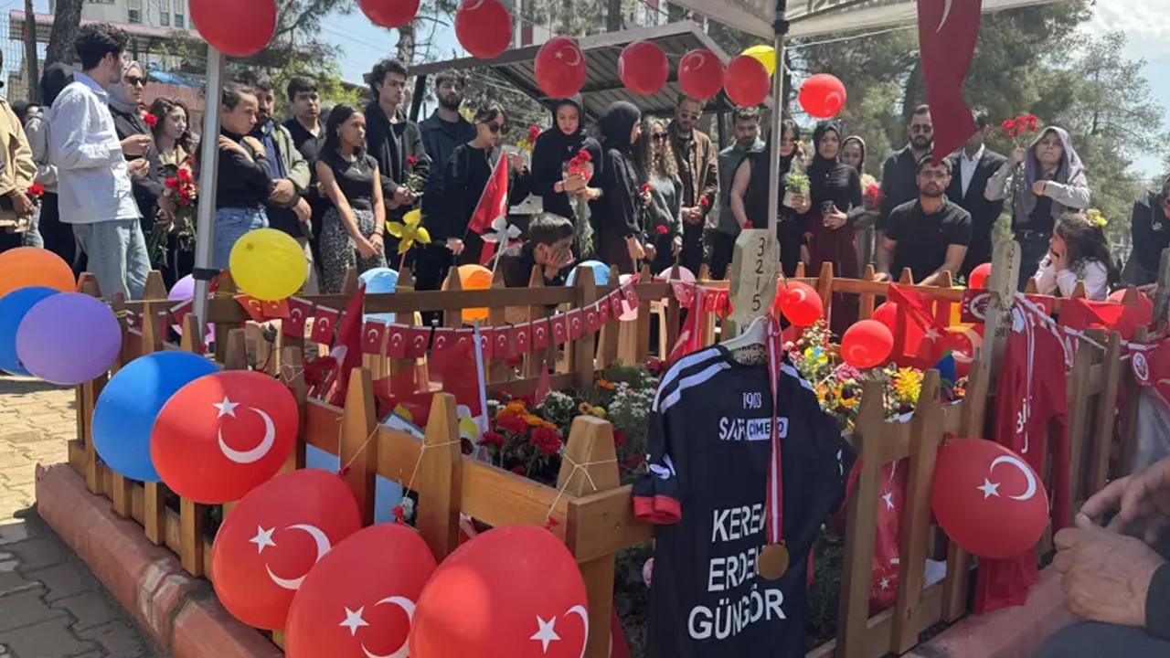 Okul saldırısında hayatını kaybeden çocuklar mezarları başında anıldı