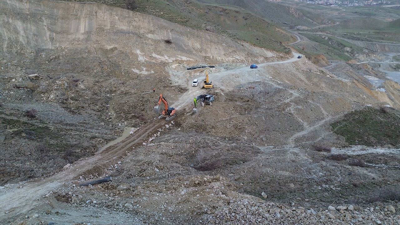 Heyelan nedeniyle 6 gündür kapalı olan Hakkari-Van kara yolu, kontrollü ulaşıma açıldı