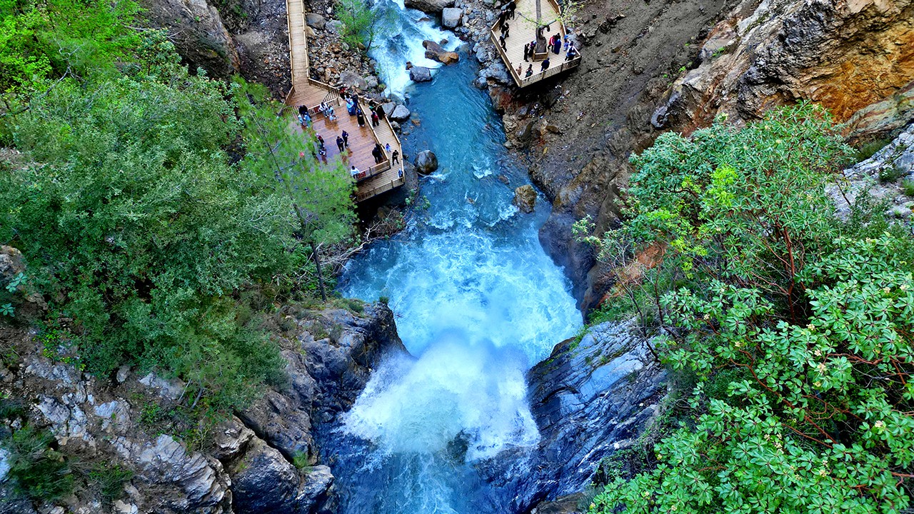 Yağışlar Karaçay Şelalesi'nin debisini artırdı