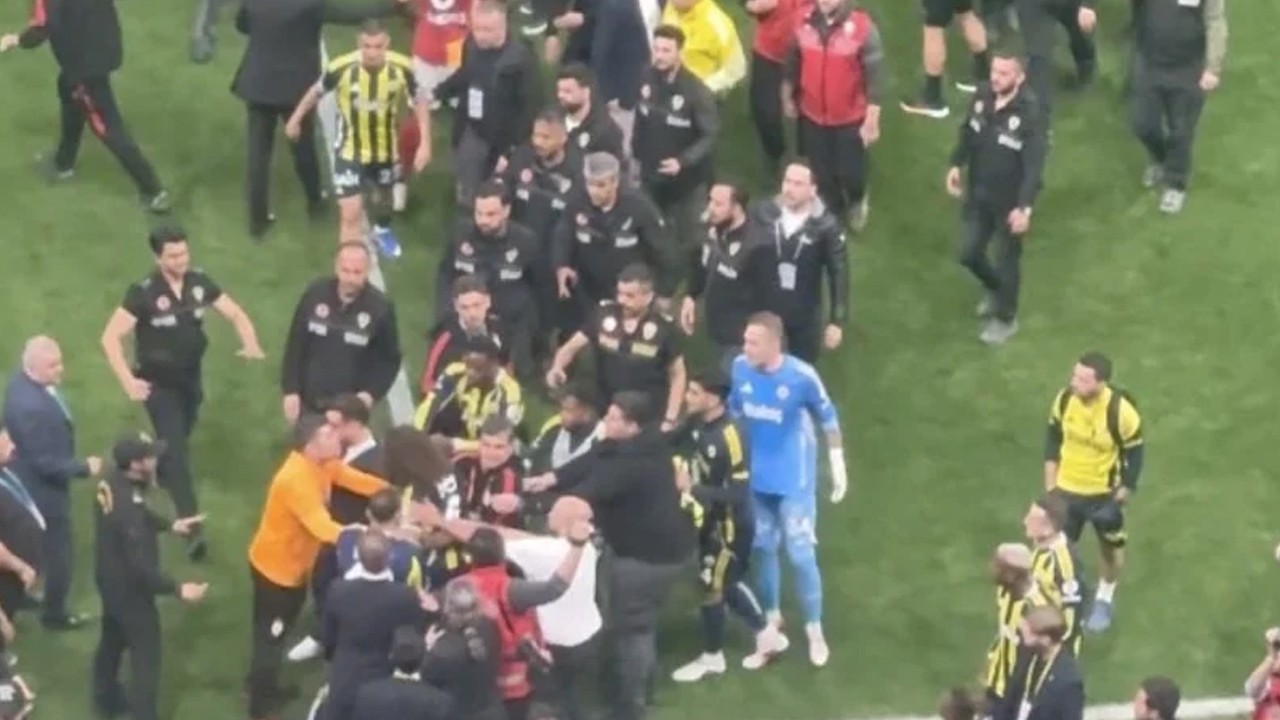 Derbinin bitiş düdüğüyle birlikte kavga çıktı! Oyuncular birbirine girdi