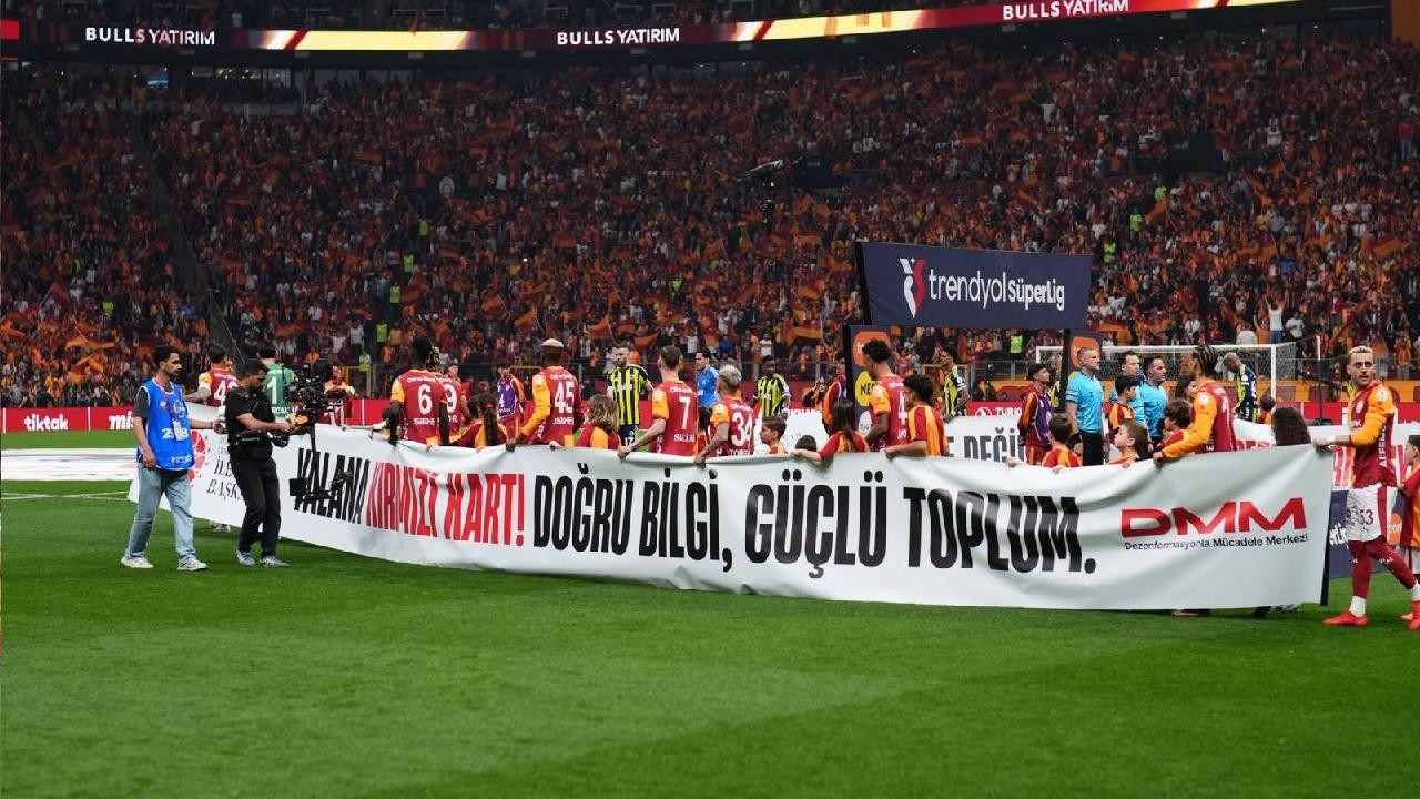 Galatasaray - Fenerbahçe derbisinde anlamlı mesaj: "Dezenformasyona kırmızı kart"