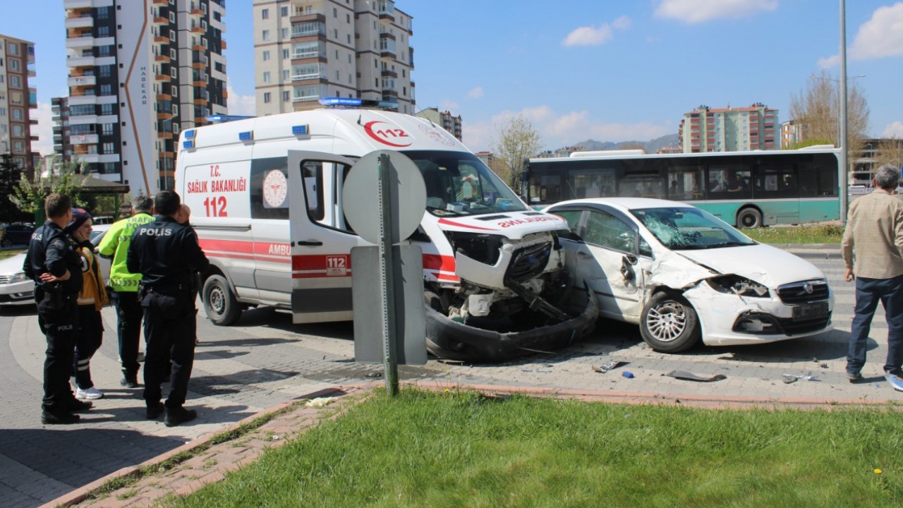 Hasta taşıyan ambulansla otomobil çarpıştı: 2 yaralı