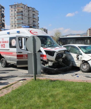 Hasta taşıyan ambulansla otomobil çarpıştı: 2 yaralı