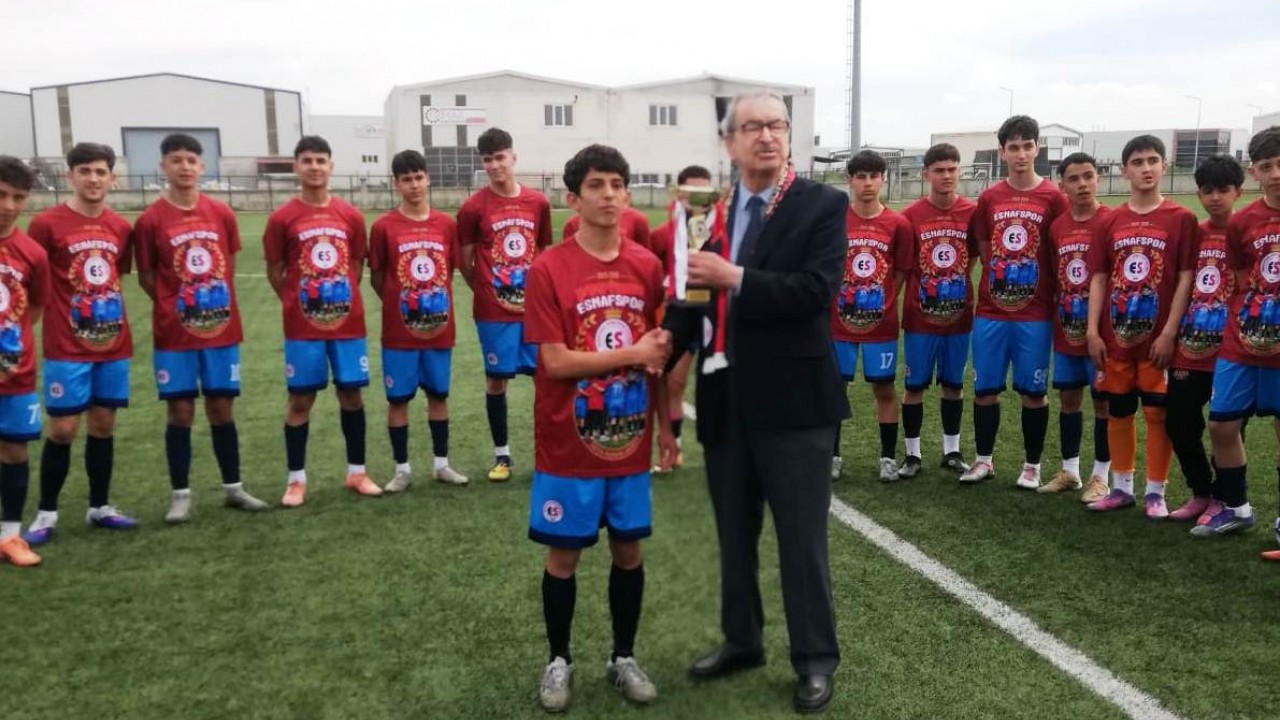 Karapınar Esnafspor’a şampiyonluk kupası takdim edildi