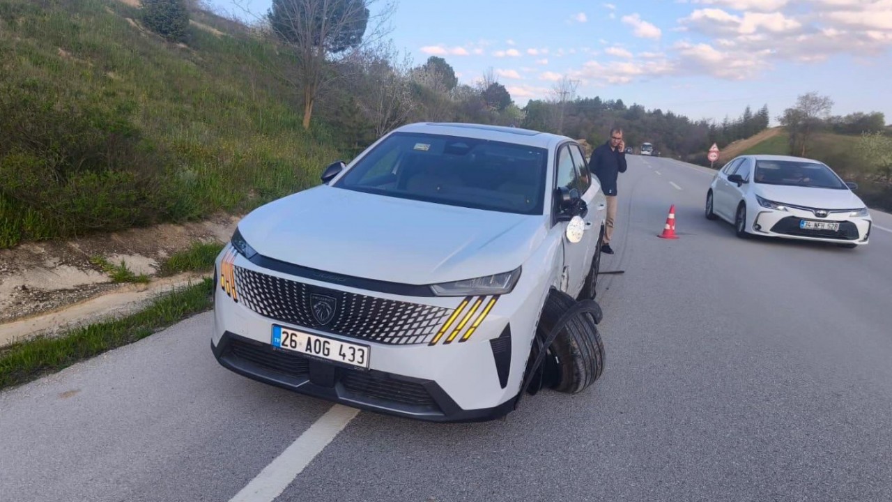 Sürücü karşı şeritten gelen otomobile çarptı: 1 yaralı