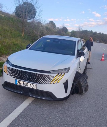 Sürücü karşı şeritten gelen otomobile çarptı: 1 yaralı